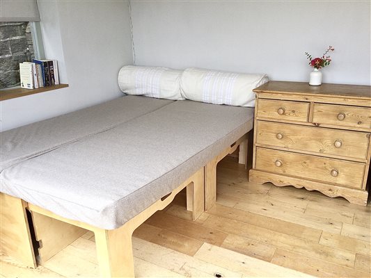 Pull out bed with 2 single mattresses and storage space beneath